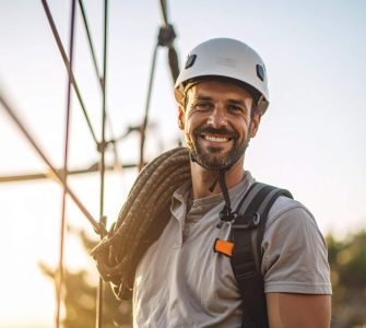 Travaux de maintenance électrique : pourquoi faire appel à un cordiste ?